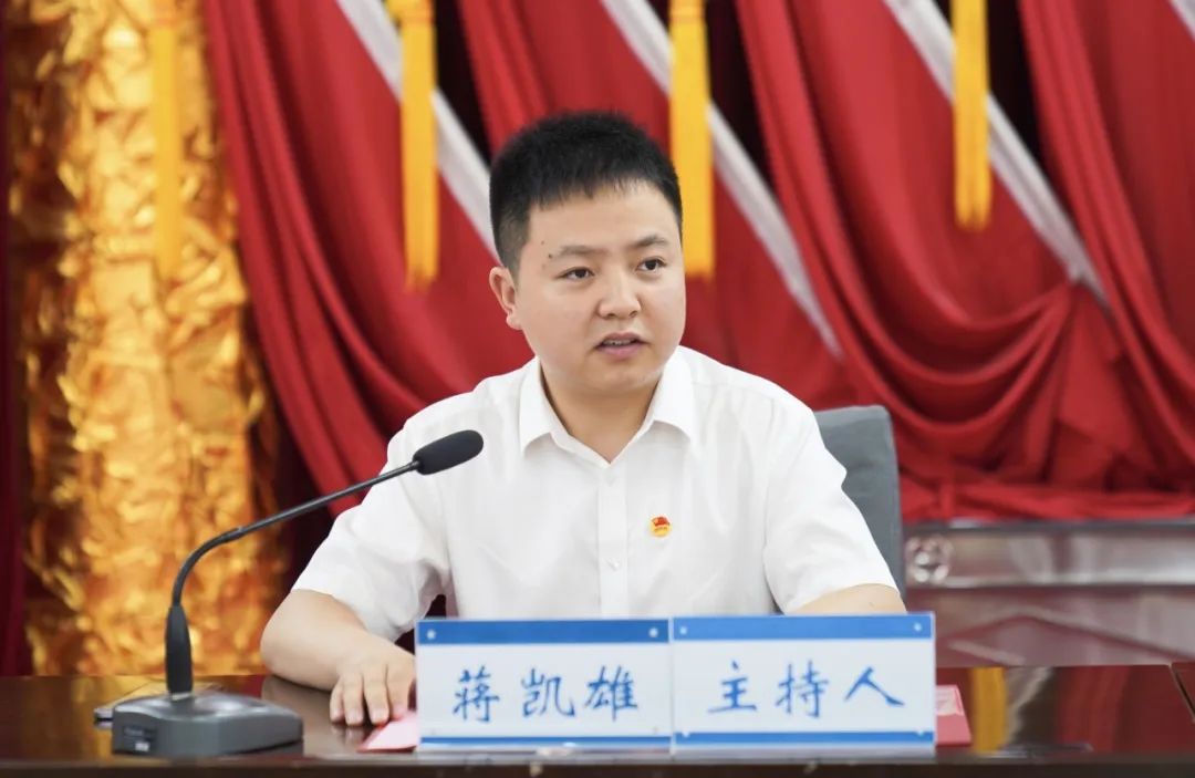 蒋凯雄主持揭牌仪式.jpg